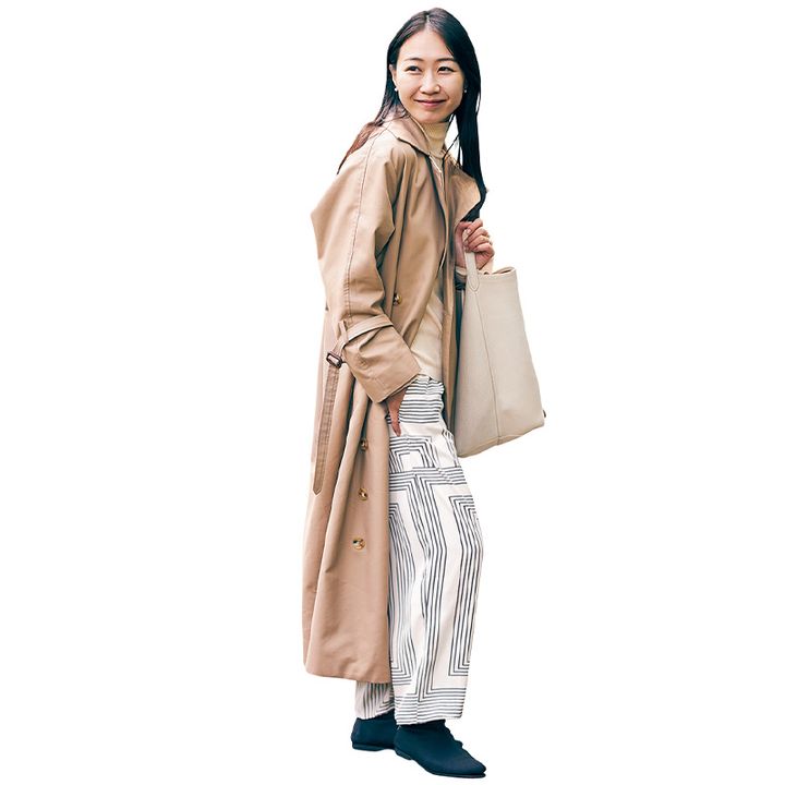 H＆Mの白地に黒の柄パンツにトレンチコートを合わせたVERYライターの私服コーデ