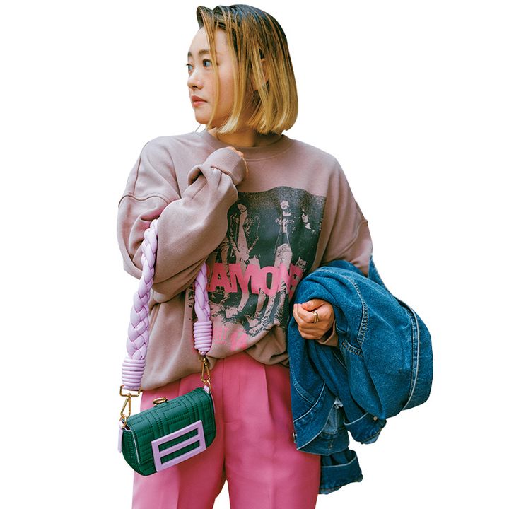 ピンクのパンツにH&Mのロゴスウェットを合わせたVERYライターの私服コーデ