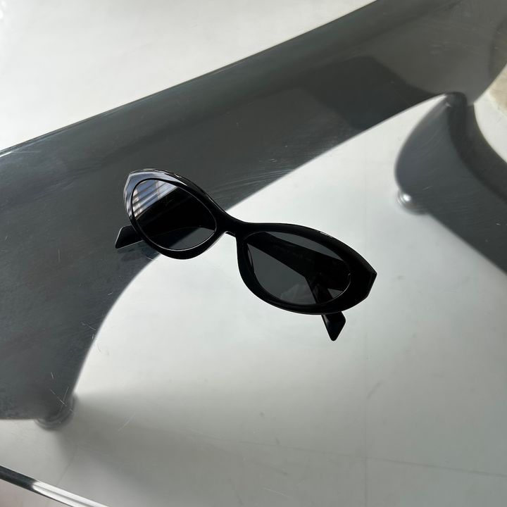 〈PRADA〉 シンボル オーバルサングラス