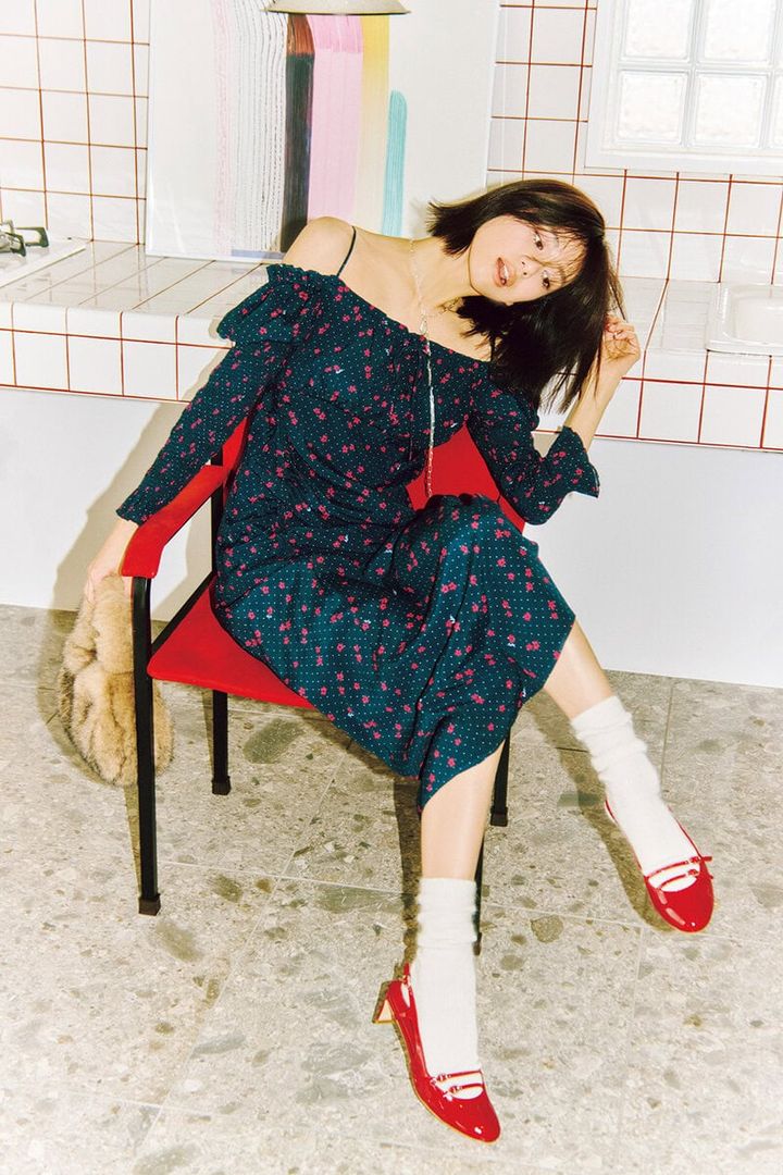 佐藤晴美、オープンショルダーワンピース