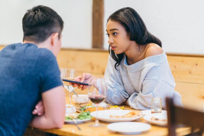 「誰かが何とかしてくれる」と思ってない？ 人の厚意に甘えやすい人の特徴10つ