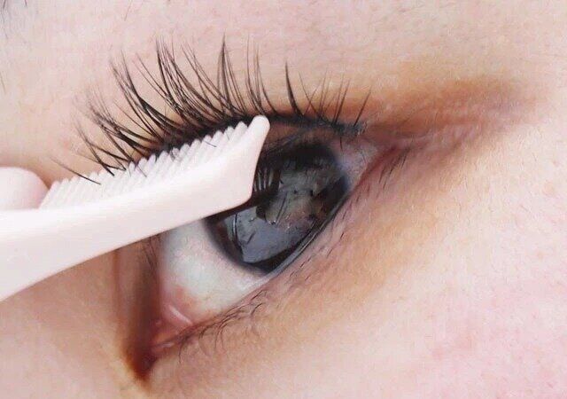 セリアのまつ毛をとかせるつけまつげ用コーム付ピンセット