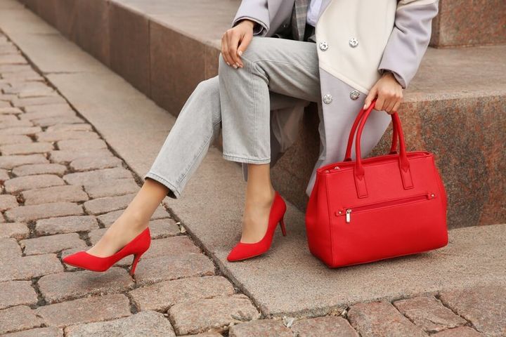 バッグと靴を差し色にしたコーデ