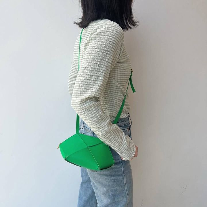 ボッテガ・ヴェネタのバッグを差し色にしたコーデ