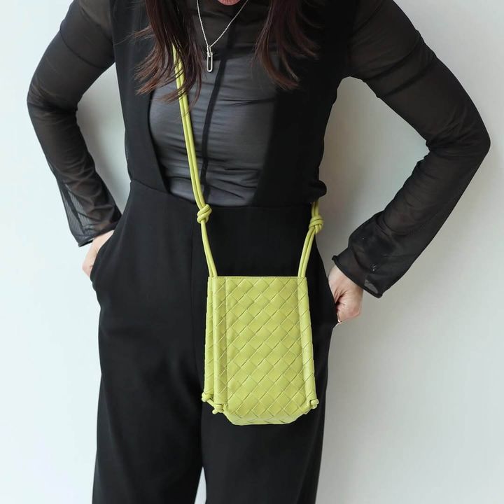 イエローのバッグを差し色にしたコーデ