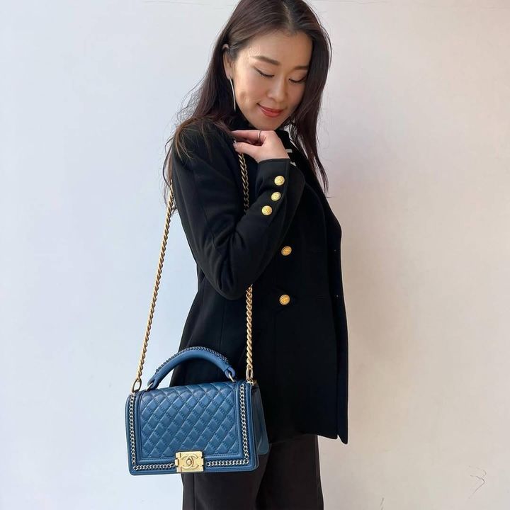 シャネルのバッグを差し色にしたコーデ