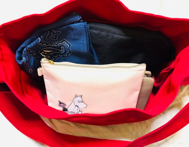 赤いバッグに、ベージュのムーミンポーチを入れたところ