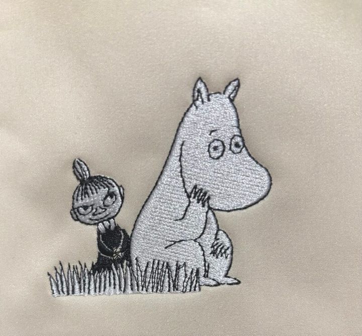 GLOW3月号付録のポーチ ベージュはムーミンとリトルミイの刺しゅう入り