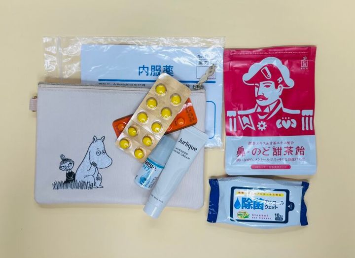 薬やのど飴を入れたムーミンとリトルミイの刺しゅう入りポーチ