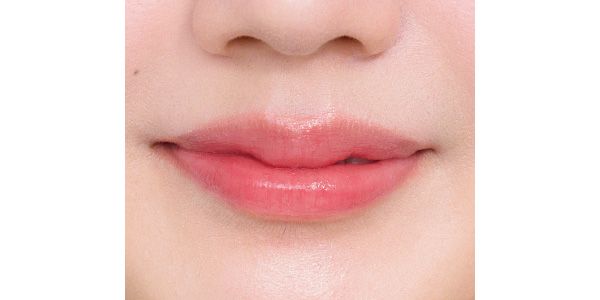 リップは輪郭通りに塗る。ツヤで上品なボリュームを