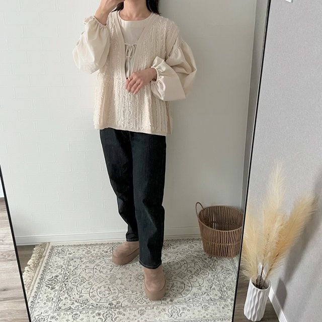 しまむらのアイボリーの「フリンジベスト」×デニムパンツ