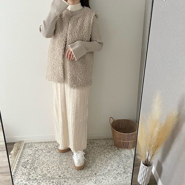 プードルボアベスト×しまむらのアイボリーの「フリンジスカート」