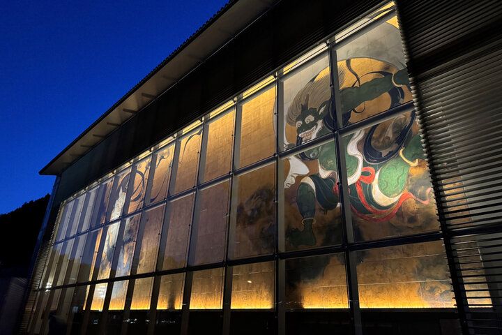 アート鑑賞後に庭園散策や足湯カフェでのんびりと♪ 箱根の森で安らぎのひとときを過ごせる「岡田美術館」