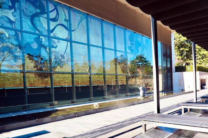 アート鑑賞後に庭園散策や足湯カフェでのんびりと♪ 箱根の森で安らぎのひとときを過ごせる「岡田美術館」