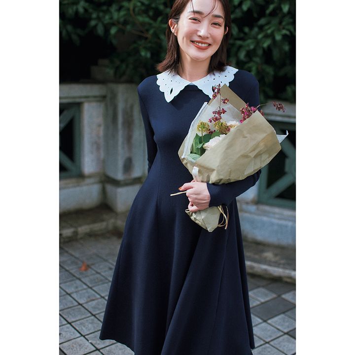 卒園式・卒業式のワンピースコーデ レースの襟付きニットワンピを着ている高梨臨さん