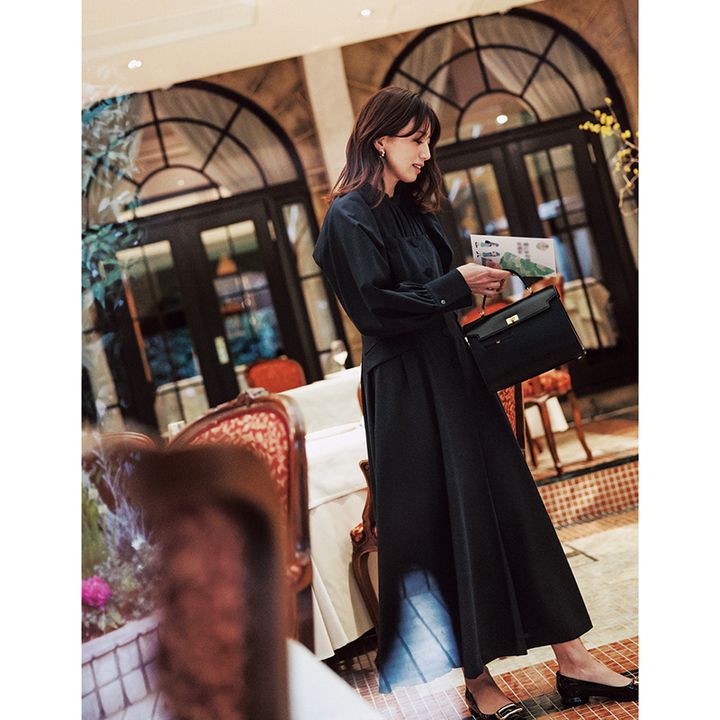 卒園式・卒業式のワンピースコーデ ブラウスにベアワンピを重ねた東原亜希さん