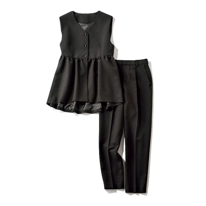 黒のジレと黒パンツのセットアップ