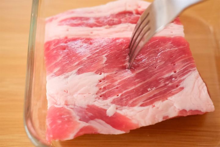 豚ロースかたまり肉に穴をあける
