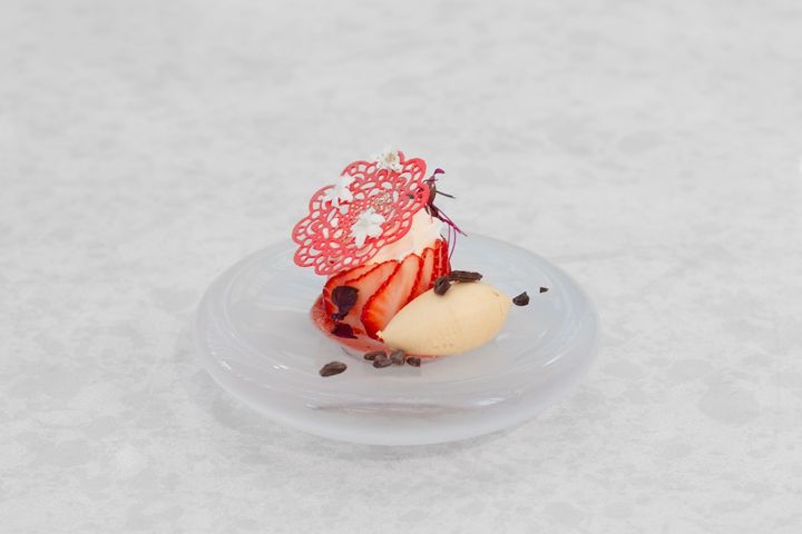 あまおうと柑橘のマスカルポーネクリーム ヨーグルトエスプーマ バルサミコアイス添え