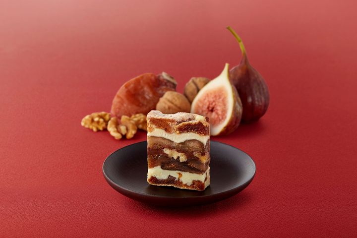 国産の無花果と干柿、胡桃、チョコレートが幾重にも重なり、美しい断面にうっとり。紅茶やコーヒーだけでなく、ハーブティーやワイン、ウイスキーにも合う、初めての味わい！