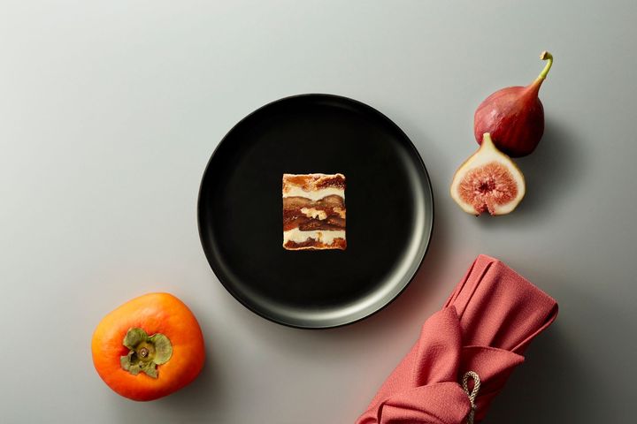 オプションで風呂敷包みも可能。「一善や」オリジナルの結び方で、色は2色から選べる。