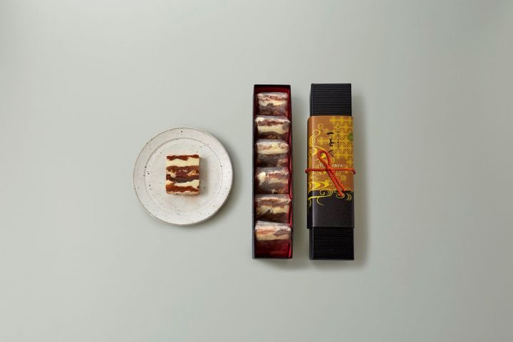 「干柿と胡桃と無花果のミルフィーユ」（6個入り）¥3,801。高級感ある黒のボックスに、一点一点カットされ丁寧に包まれているミルフィーユが美しく並ぶ。