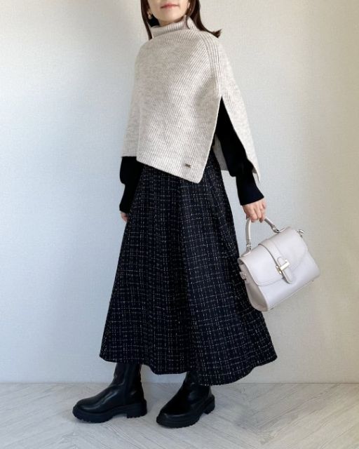 YUMニットケープを着たコーデ