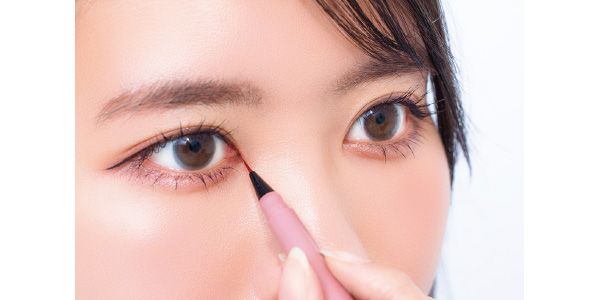 血色ライナーを使いまぶたのカーブに沿わせてラインを描く