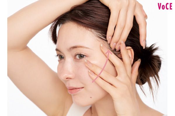 「肌アイロン」でたるんだお肉を引き上げて