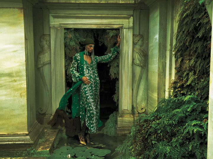 服に託す祈り<br /> 美と豊かさと情事の街ローマの魅力を享受するミケーレ。その自由な発想から生まれてくるのは、神々しい無二のピース。