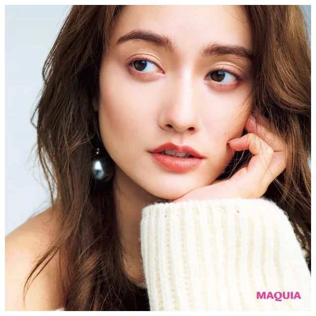 頬骨下の“チーディング”で色っぽ顔に