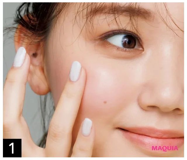 赤チークでげっそり頬をふっくら見せ