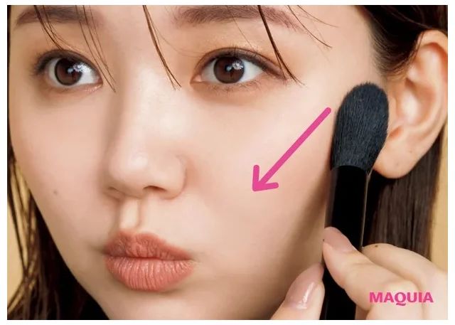 ベージュの斜めチークで“シゴデキ”顔に