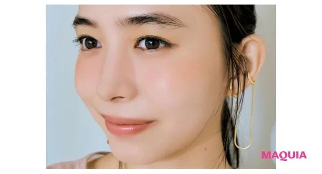 チークを主役にしたワントーンメイクでモードな印象に