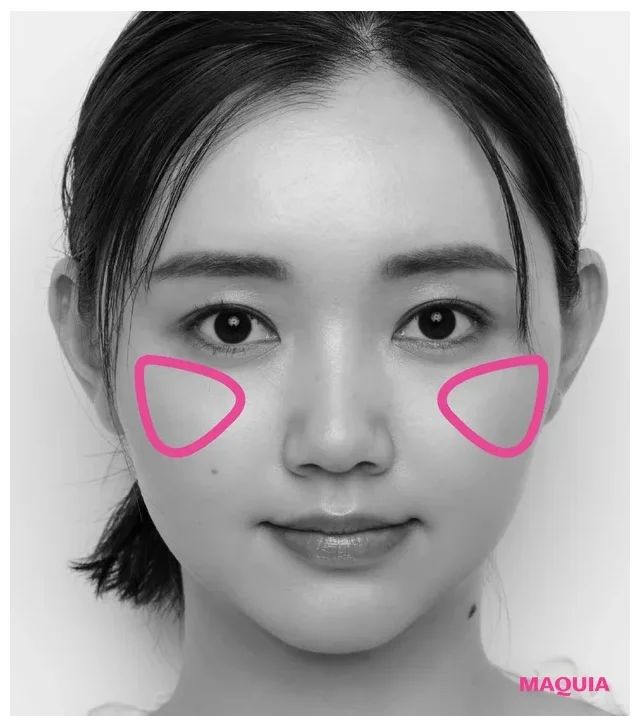 多色チークで影を払ってくすみレスに