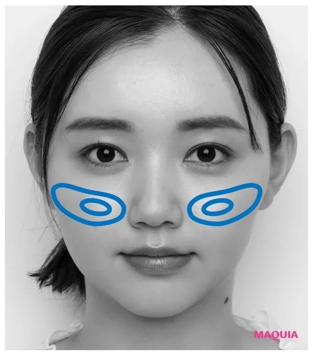 青みピンクのチークで元から肌がキレイな印象に