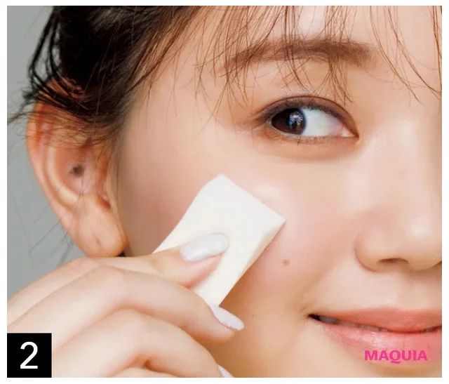 赤チークでげっそり頬をふっくら見せ