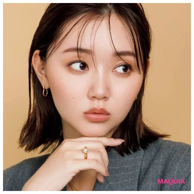 ベージュの斜めチークで“シゴデキ”顔に