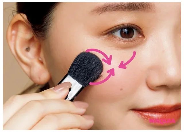 チークで余白を埋めて中顔面短縮