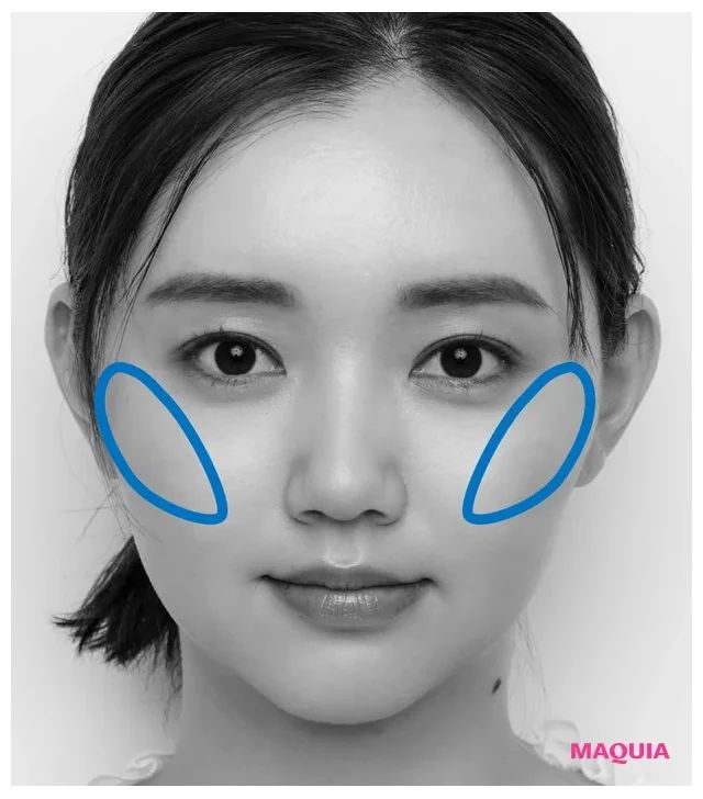 ベージュの斜めチークで“シゴデキ”顔に