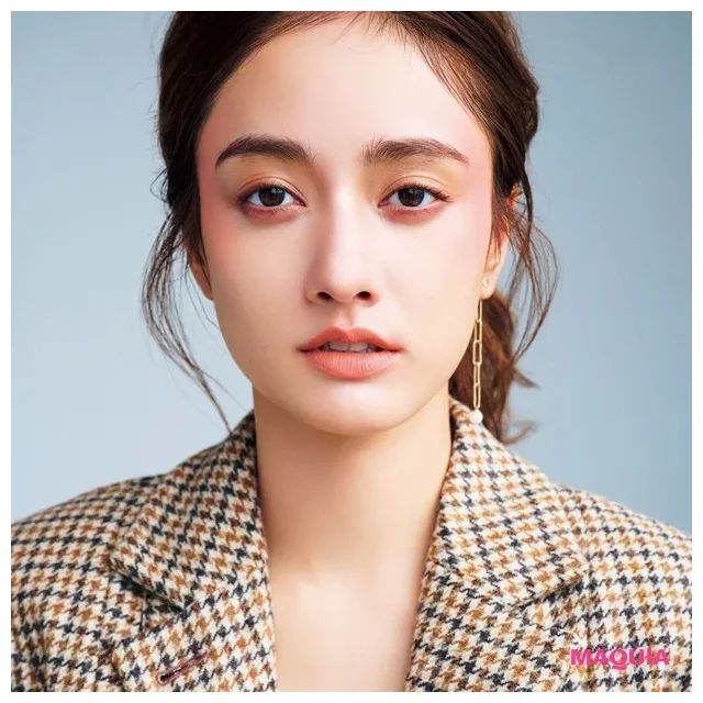 こめかみチークでお洒落感アップ