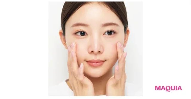 クリームチークは指で左右同時につける