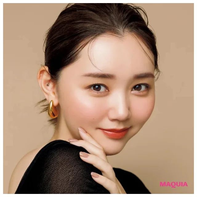 チークで余白を埋めて中顔面短縮