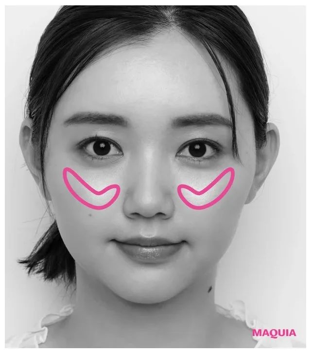 発光系チークの立体感でたるみをリフトアップ