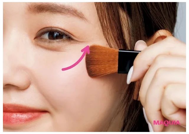 多色チークで影を払ってくすみレスに