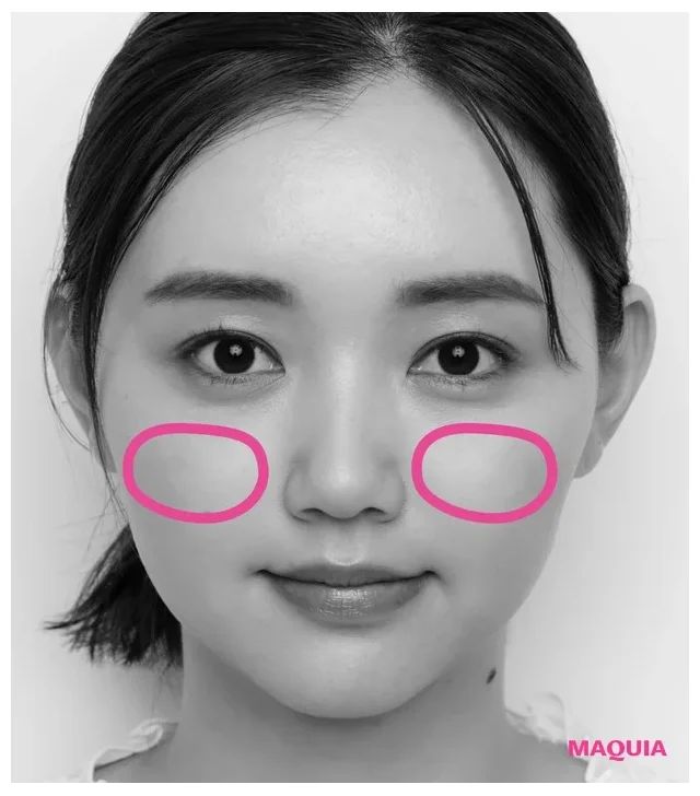 赤チークでげっそり頬をふっくら見せ