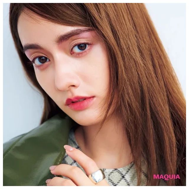 眉下チークでミステリアスに