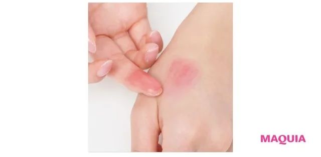 クリームチークは指にムラなく広げてから頰に乗せて