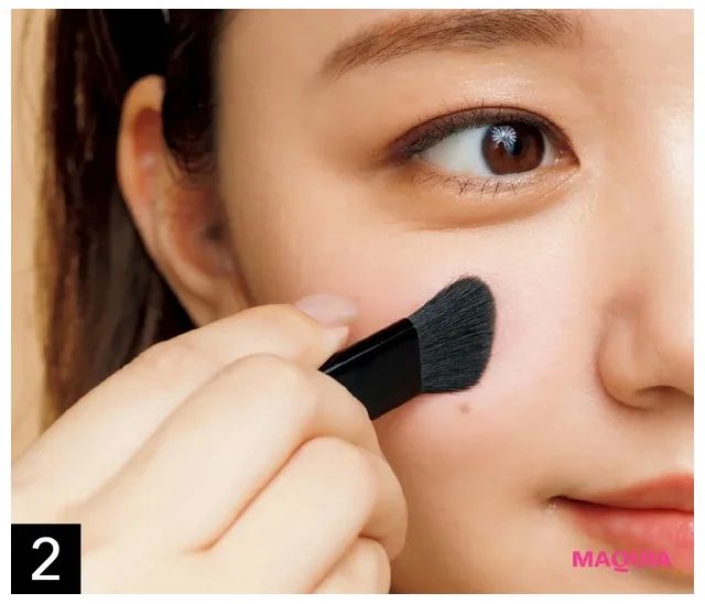 青みピンクのチークで元から肌がキレイな印象に