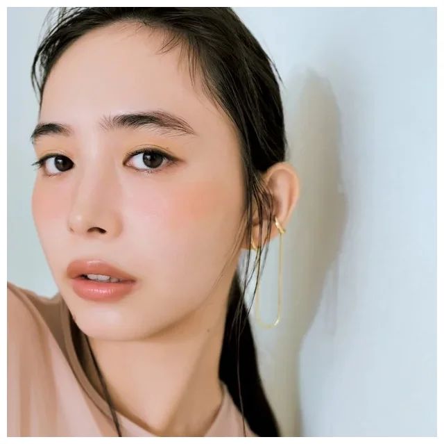 チークを主役にしたワントーンメイクでモードな印象に